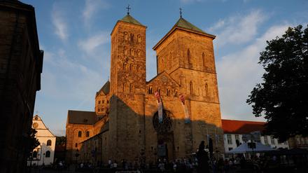 Der katholische Dom St. Petrus ist im Licht der untergehenden Sonne zu sehen.