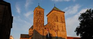 Der katholische Dom St. Petrus ist im Licht der untergehenden Sonne zu sehen. 