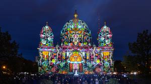 Der Berliner Dom ist beim „Festival of Lights“ in bunte Farben gehüllt. 