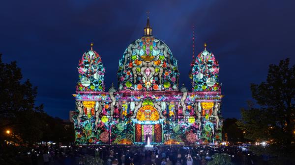 Der Berliner Dom ist beim „Festival of Lights“ in bunte Farben gehüllt. 
