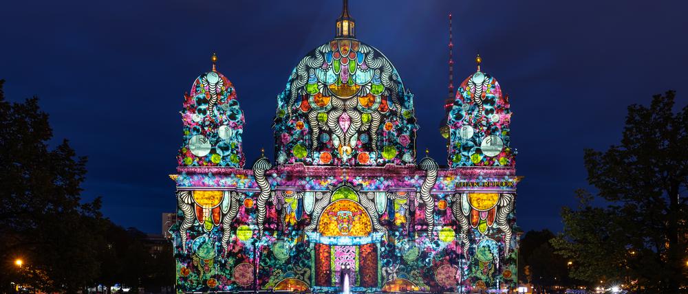 Der Berliner Dom ist beim „Festival of Lights“ in bunte Farben gehüllt. 