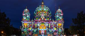 Der Berliner Dom ist beim „Festival of Lights“ in bunte Farben gehüllt. 
