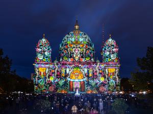 Der Berliner Dom ist beim „Festival of Lights“ in bunte Farben gehüllt. 