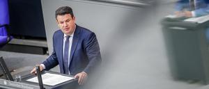Hubertus Heil (SPD), Bundesminister für Arbeit und Soziales, spricht im Bundestag zum Rentenpaket II in erster Lesung. 