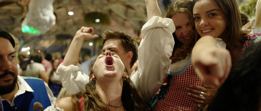 Die Zeiten sind ziemlich düster, darf man da überhaupt Spaß haben? Unbedingt, sagen unsere Autoren. 