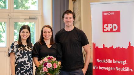 Derya Çağlar, Joachim Rahmann (Co-Vorsitzende der SPD Neukölln) und die künftige Neuköllner Bildungsstadträtin Janine Wolter (Mitte).
