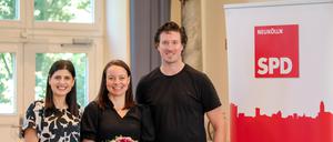 Derya Çağlar, Joachim Rahmann (Co-Vorsitzende der SPD Neukölln) und die künftige Neuköllner Bildungsstadträtin Janine Wolter (Mitte). 