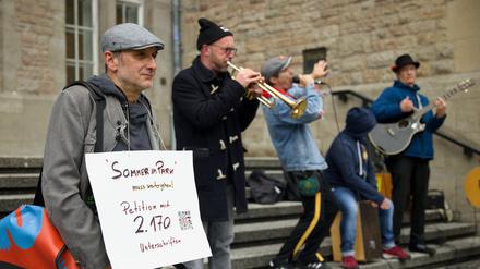 Rainer Speidel und die Band Casino Gitano bei einer Kundgebung für die Rettung der Reihe "Sommer im Park" am 1.10.24 vor dem Rathaus Neukölln