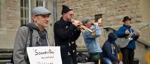 Rainer Speidel und die Band Casino Gitano bei einer Kundgebung für die Rettung der Reihe "Sommer im Park" am 1.10.24 vor dem Rathaus Neukölln