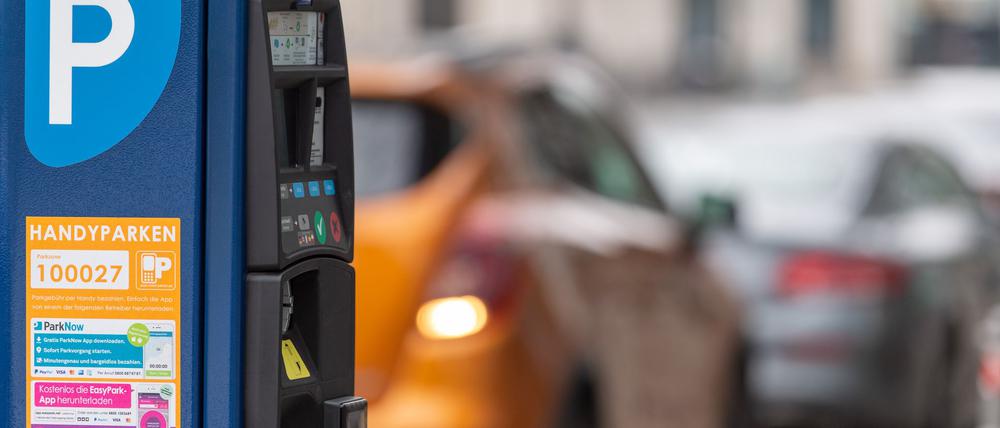 Paris will die Parkgebühren für große, schwere Autos erhöhen. Die Verkehrsverwaltung in Berlin sieht darin kein Vorbild. (Archivbild)