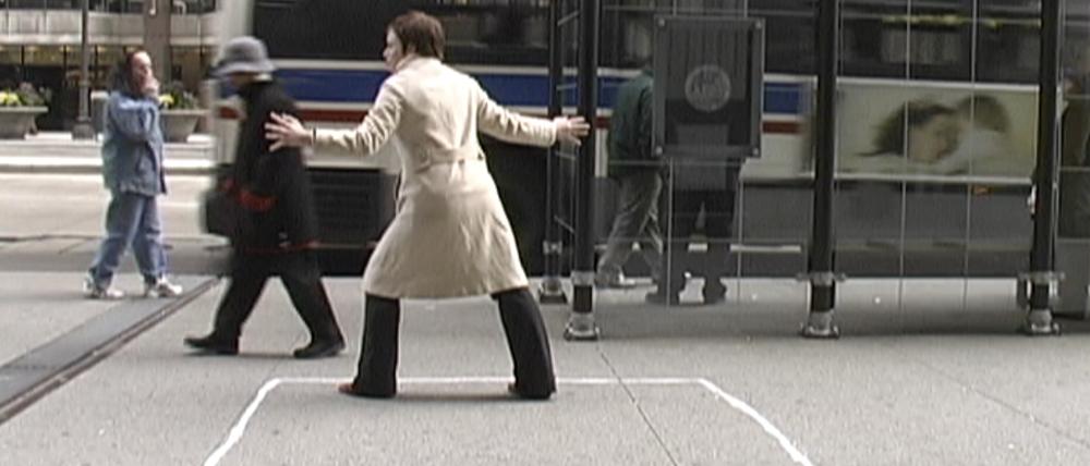 Nicht in meinem Quadrat: Die Künstlerin Lilly McElroy lässt in ihrer New Yorker Performance „The Square“ von 2005 niemanden in das von ihr auf dem Bürgersteig mit Kreide markierte Feld.