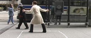 Nicht in meinem Quadrat: Die Künstlerin Lilly McElroy lässt in ihrer New Yorker Performance „The Square“ von 2005 niemanden in das von ihr auf dem Bürgersteig mit Kreide markierte Feld.