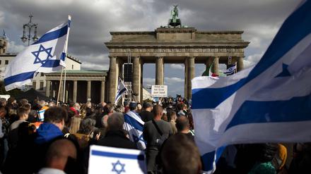 Demonstranten mit Fahne von Israel auf einer Kundgebung vor dem Brandenburger Tor (Symbolbild)