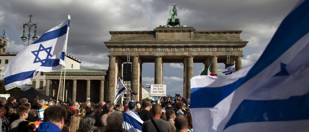 Demonstranten mit Fahne von Israel auf einer Kundgebung vor dem Brandenburger Tor (Symbolbild)