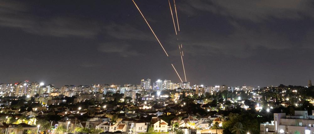 Nach Angaben des israelischen Militärs wurden am Dienstag etwa 180 iranische Raketen abgeschossen.