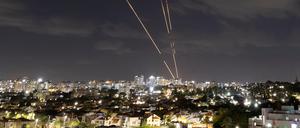 Nach Angaben des israelischen Militärs wurden am Dienstag etwa 180 iranische Raketen abgeschossen.