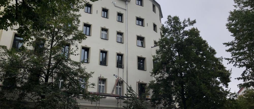 Die Fassade ist schon hübsch gemacht, die Mieter dahinter fühlen sich wegen zahlreicher Missstände schikaniert: die Zionskirchstraße 22/24 im September 2024.