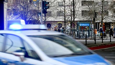 Ein Polizeiwagen im Einsatz. (Symbolbild)