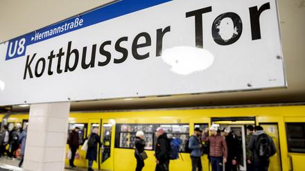 Eine U-Bahn der Linie 8 steht im Bahnhof Kottbusser Tor.