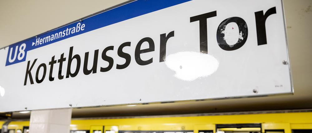 Eine U-Bahn der Linie 8 steht im Bahnhof Kottbusser Tor.