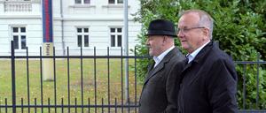 BSW-Chef Robert Crumbach und Detleft Tabbert, Bürgermeister von Templin  (l-r) auf dem Weg zur SPD-Parteizentrale in Potsdam 