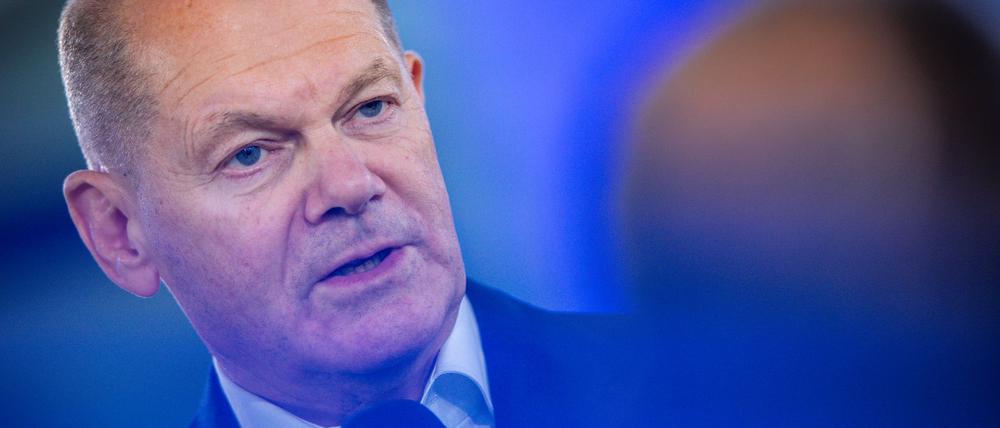 Bundeskanzler Olaf Scholz /(SPD) stellt sich in Schwerin den Fragen von Bürgern.