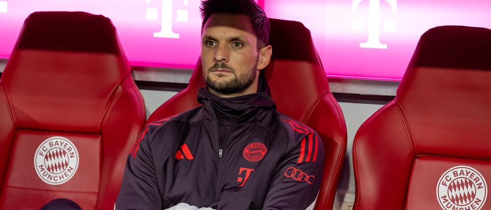 Bayern-Torwart Sven Ulreich nimmt zu Beginn des Spiels auf der Bank Platz.