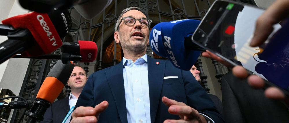 FPÖ-Parteichef Herbert Kickl spricht mit den Medien.