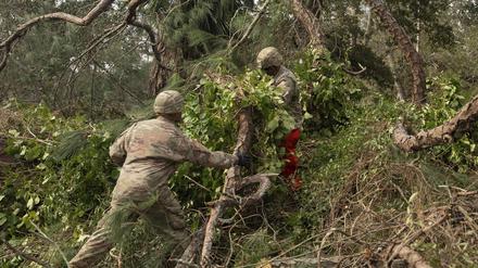 Soldaten helfen bei Aufräumarbeiten nach dem Hurrikan „Helene“