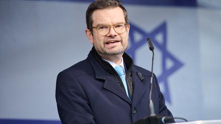 Marco Buschmann (FDP), Bundesminister der Justiz, spricht auf der Solidaritätskundgebung „Deutschland an der Seite Israels“ am Brandenburger Tor.