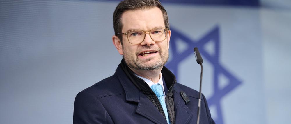 Marco Buschmann (FDP), Bundesminister der Justiz, spricht auf der Solidaritätskundgebung „Deutschland an der Seite Israels“ am Brandenburger Tor.