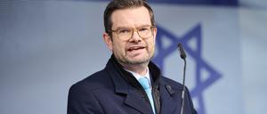 Marco Buschmann (FDP), Bundesminister der Justiz, spricht auf der Solidaritätskundgebung „Deutschland an der Seite Israels“ am Brandenburger Tor.
