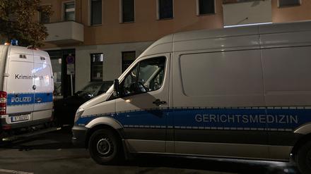 Einsatzfahrzeuge der Kriminaltechnik und Gerichtsmedizin stehen vor einem Wohnhaus in Berlin. Ein 28-Jähriger stellt sich auf einer Wache der Polizei und gibt an, einen Menschen getötet zu haben. Kurz darauf finden die Beamten die Leiche in einer Wohnung.