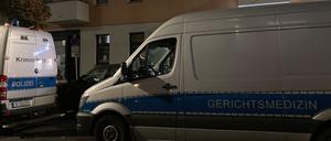 Einsatzfahrzeuge der Kriminaltechnik und Gerichtsmedizin stehen vor einem Wohnhaus in Berlin. Ein 28-Jähriger stellt sich auf einer Wache der Polizei und gibt an, einen Menschen getötet zu haben. Kurz darauf finden die Beamten die Leiche in einer Wohnung.