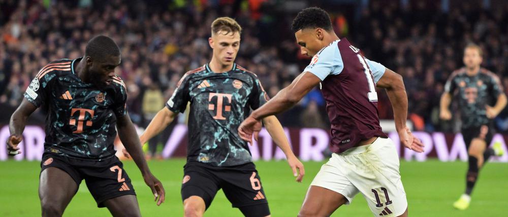 Liefern sich stellvertretend für ihre Teams einen harten Kampf: Die Münchner Dayot Upamecano (l) und Joshua Kimmich sowie Villas Ollie Watkins.