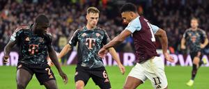 Liefern sich stellvertretend für ihre Teams einen harten Kampf: Die Münchner Dayot Upamecano (l) und Joshua Kimmich sowie Villas Ollie Watkins.