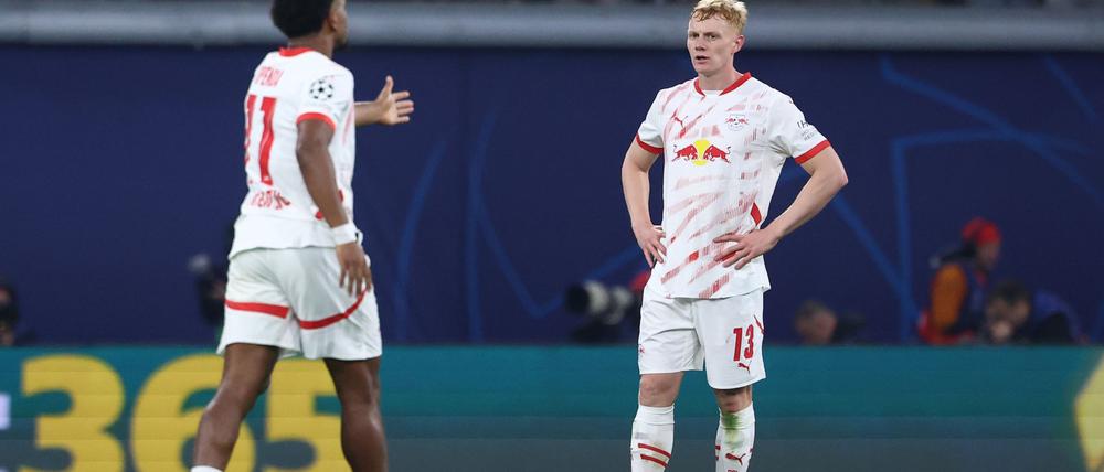 Leipzigs Nicolas Seiwald (r) ist geschockt nach dem Gegentreffer zum 1:1.