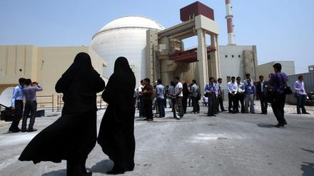 Zwei Sicherheitsbeamtinnen steht vor dem Atomkraftwerk in Buschehr im Iran.