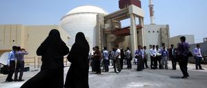 Zwei Sicherheitsbeamtinnen steht vor dem Atomkraftwerk in Buschehr im Iran.