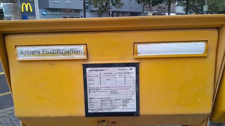 Briefkasten mit abgeklebtem Einwurf an der Kantstraße in Berlin-Charlottenburg.