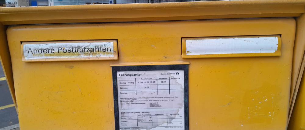 Briefkasten mit abgeklebtem Einwurf an der Kantstraße in Berlin-Charlottenburg.