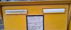 Briefkasten mit abgeklebtem Einwurf an der Kantstraße in Berlin-Charlottenburg.