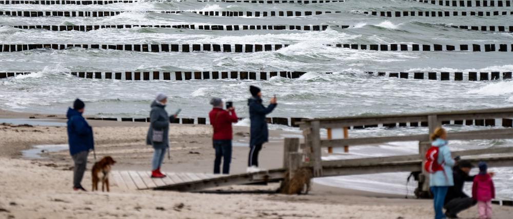 Stürmische Zeiten: Touristen am Strand im Ostseebad Zingst