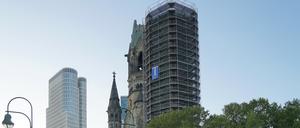 Der eingerüstete neuere Glockenturm der Berliner Gedächtniskirche soll ab 2026 saniert werden.