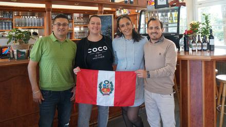 Ein peruanischer Wirt und sein Team haben das Casino im Berliner Mommsenstadion wiedereröffnet. Gastronom Jhon Ingunza Torres (rechts im Bild), sein Geschäftspartner Christian Villalba (links) und die gebürtige Berlinerin Jacqueline Bonk (2.v.l.).