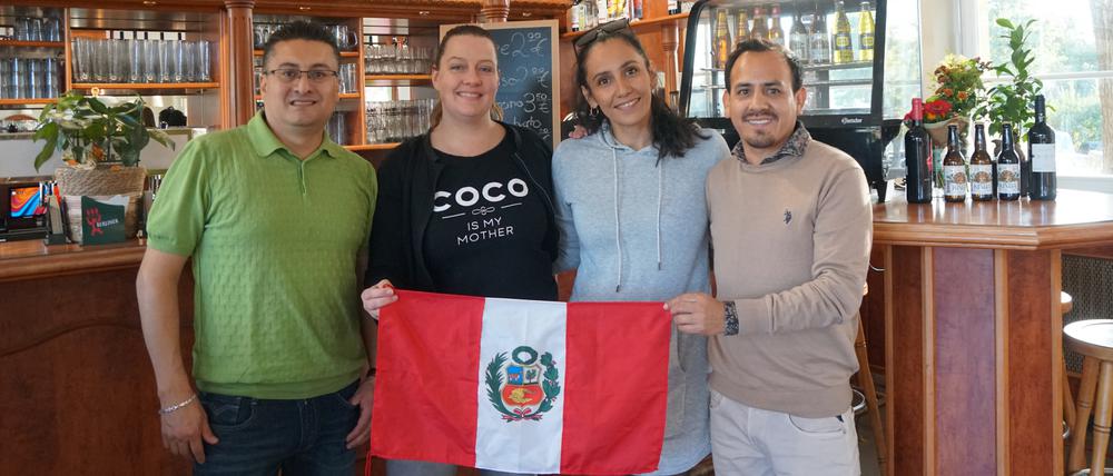 Ein peruanischer Wirt und sein Team haben das Casino im Berliner Mommsenstadion wiedereröffnet. Gastronom Jhon Ingunza Torres (rechts im Bild), sein Geschäftspartner Christian Villalba (links) und die gebürtige Berlinerin Jacqueline Bonk (2.v.l.).