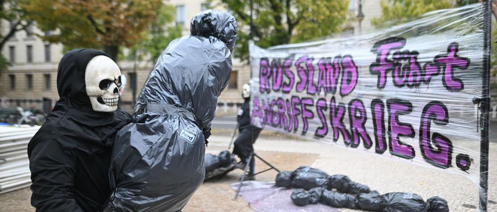 Als Tod verkleidete Demonstranten protestierten vor der russischen Botschaft in Berlin gegen den Krieg in der Ukraine.