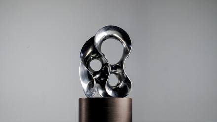 Der Alternative Nobelpreis, eine von Eva Hild im Jahr 2020 geschaffene Skulptur, hergestellt aus eingeschmolzenen illegalen Schusswaffen, die in Konfliktgebieten beschlagnahmt wurden.