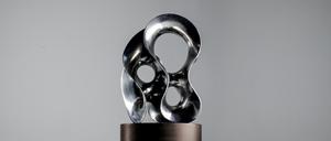 Der Alternative Nobelpreis, eine von Eva Hild im Jahr 2020 geschaffene Skulptur, hergestellt aus eingeschmolzenen illegalen Schusswaffen, die in Konfliktgebieten beschlagnahmt wurden.