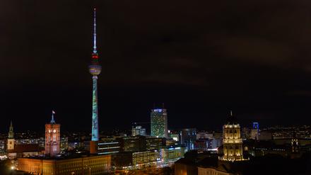 Am 3. Oktober 1969 wurde der Berliner Fernsehturm eingeweiht. Zum 55. Jubiläum wird das Wahrzeichen am Donnerstagabend mit einer Projektion angestrahlt, die Ausschnitte aus der Geschichte des Bauwerks zeigt.